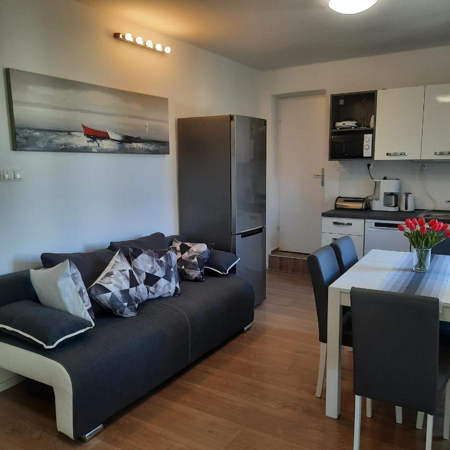 Beach Apartment Kate With Sea View, Balcony And Parking, Murter, Dalmatia Dış mekan fotoğraf