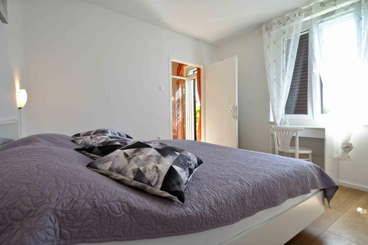 Beach Apartment Kate With Sea View, Balcony And Parking, Murter, Dalmatia Dış mekan fotoğraf